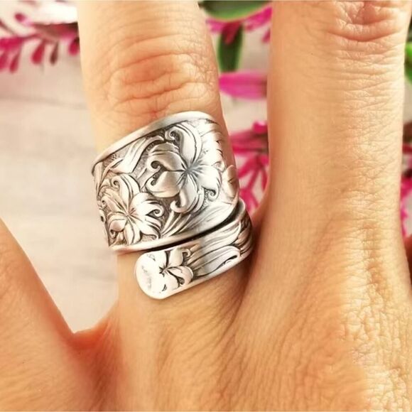 Vintage Adjustable Flower Ring – Dainty Floral Band, Retro Boho Style Jewelry - Picture 3 of 7